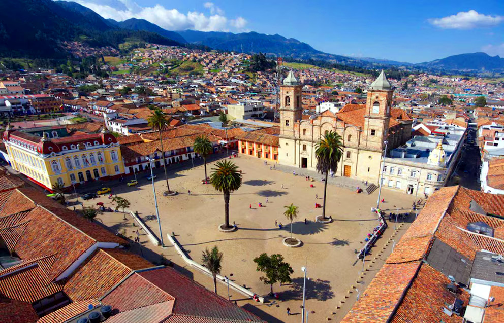 Centro Histórico de Zipaquirá: Un paseo por la Plaza de la Independencia, la Estación de Tren y la Ciudad Blanca